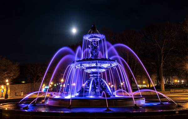 Fontaine de Tourny under the moonlight by Luc Jean