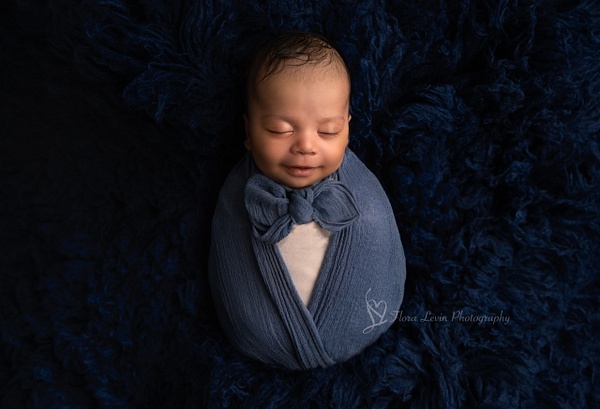 Baby boy in bowtie-11 - Newborn - Flora Levin Photography 