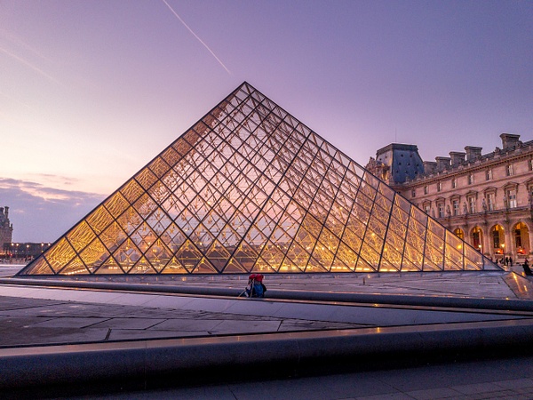 Heure dorée sur la Pyramide du Louvre - Le Site Web - Théo Castillon Photographie