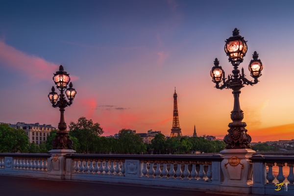 View of the Eiffel Tower from Alexander Bridge at Sunset in Paris, France, 2021. - Urban Photos ̵ Thomas Speck Photography 