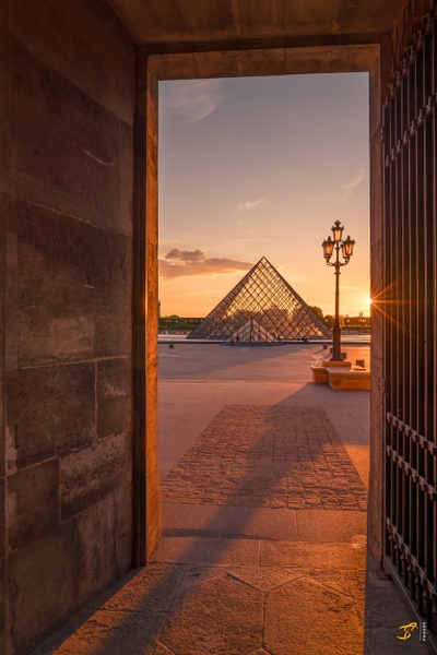 Walking on sunshine to a door, Paris, 2021 - Urban Photos ̵ Thomas Speck Photography 