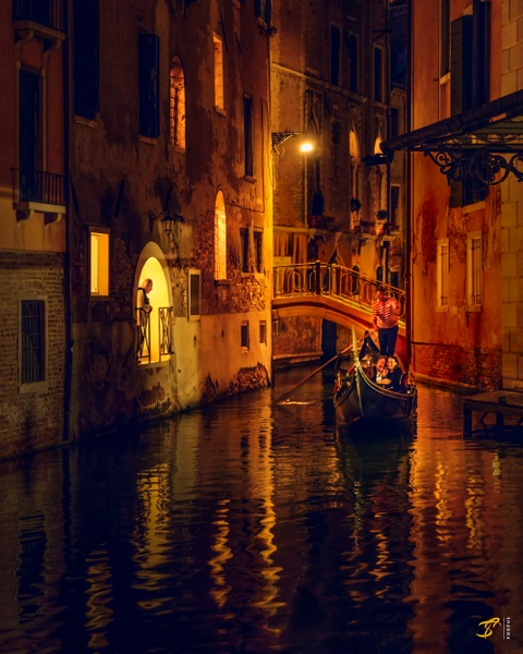 Lovers in Gondola, Venezia, 2021 - Romantic Photography - Thomas Speck Photography