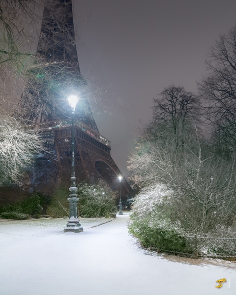 Eiffel Tower in Snowy Winter, Paris, 2021 - Romantic Photography - Thomas Speck Photography 