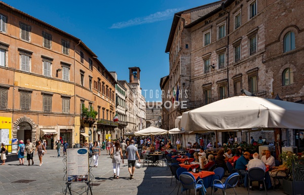 Busy-Piazza-della-Repubblica-Perugia-Umbria-Italy - Photographs of Umbria, Italy 